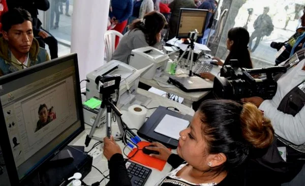 TSE inicia empadronamiento biométrico de bolivianos en Chile| Red Uno ...