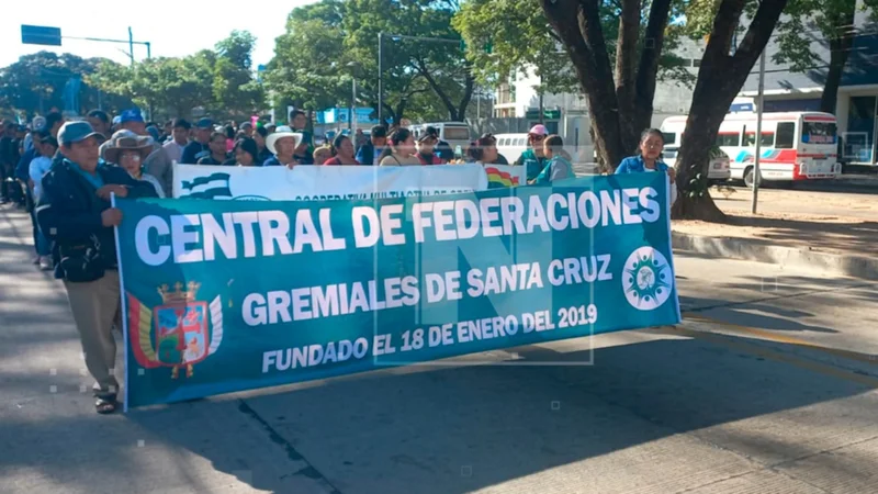 Gremiales marchan en Santa Cruz contra el hambre y la crisis económica. FOTO: RED UNO/Daniel Román. 