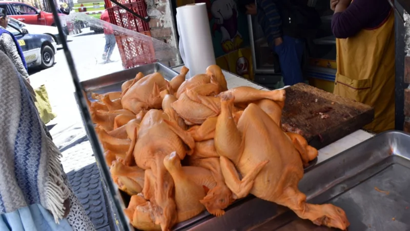 “Llevan colitas y alitas”: sube el precio del pollo y ahora se vende a Bs 28,50