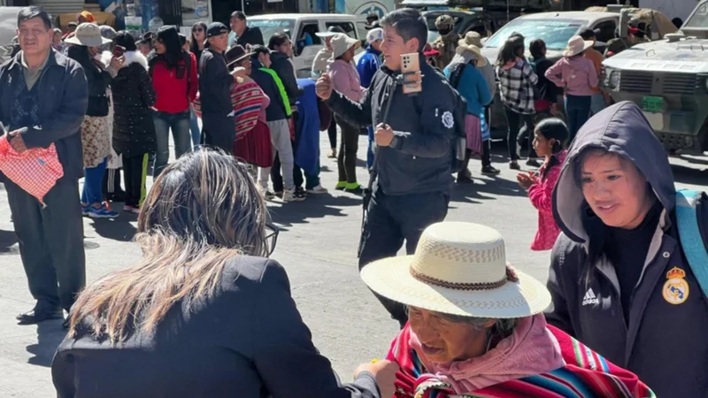 Foto: Azucena Fuertes entregando alimentos en Llallagua (UN) 