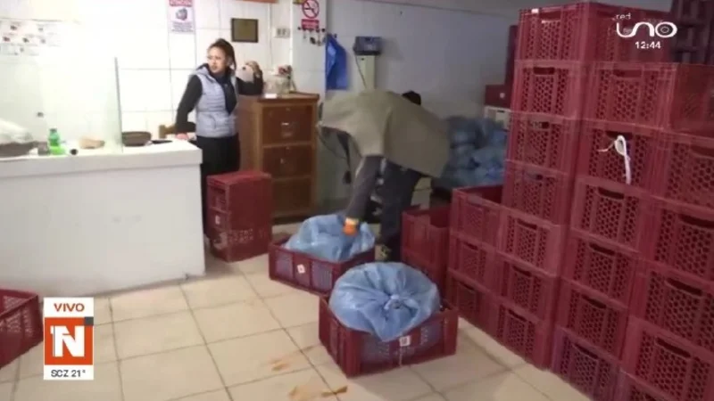 La Paz: Amas de casa hacen largas filas para comprar carne de pollo