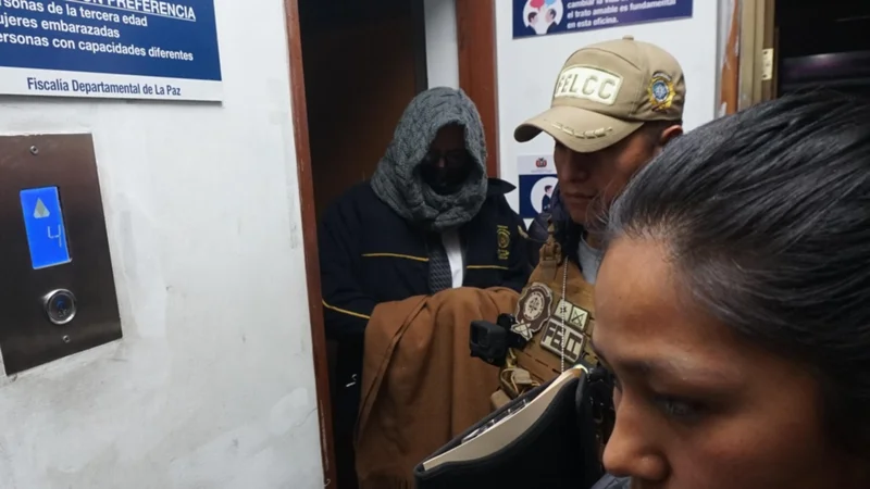 Foto: Magistrado Iván Campero sale detenido de la Fiscalía (APG) 