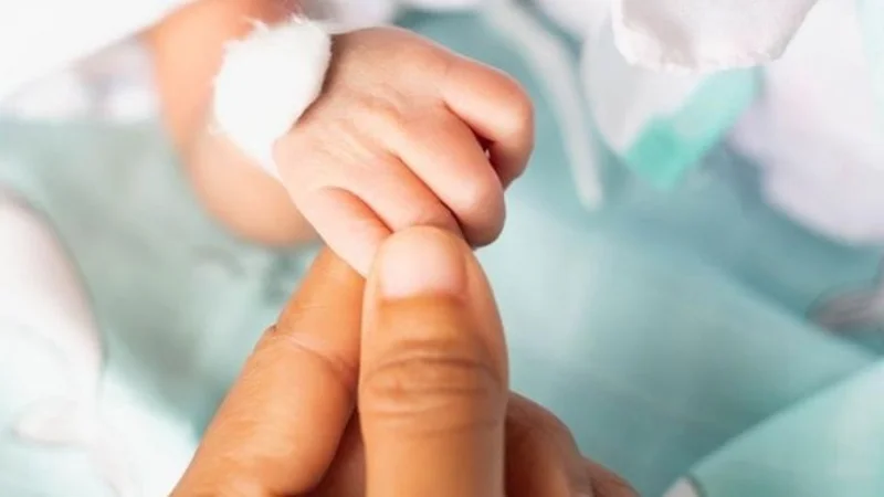 ¡Terrible! Hallan un neonato con cordón y placenta dentro de un basurero