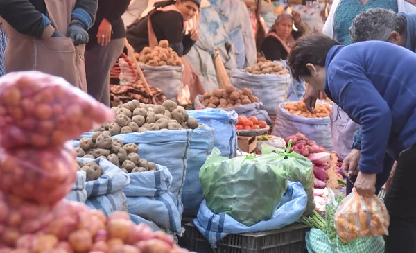 Bloqueos provocan escasez de verduras y alza de precios en mercados de ...