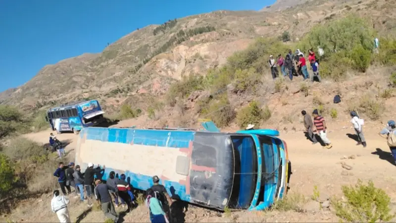 Por esquivar los bloqueos, bus vuelca en una ruta alterna entre Oruro y Cochabamba Por esquivar los bloqueos, bus vuelca en una ruta alterna entre Oruro y Cochabamba
