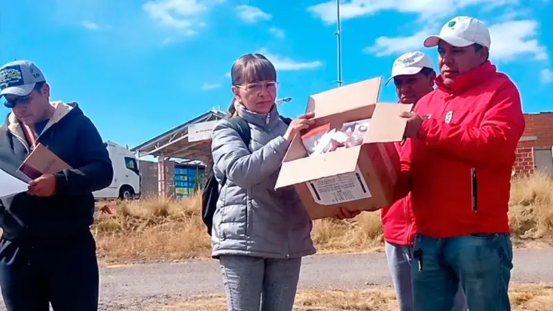 Cancillería entrega ayuda a 650 choferes varados en Desaguadero. Foto: Cancillería de Bolivia Cancillería entrega ayuda a 650 choferes varados en Desaguadero. Foto: Cancillería de Bolivia