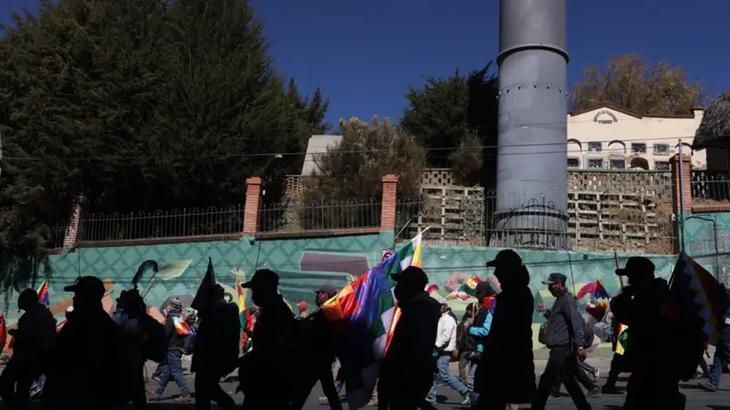 Personas se manifiestan para pedir la renuncia del Presidente de Bolivia, Rodrigo Paz, en La Paz (Bolivia). EFE/ Luis Gandarillas Personas se manifiestan para pedir la renuncia del Presidente de Bolivia, Rodrigo Paz, en La Paz (Bolivia). EFE/ Luis Gandarillas