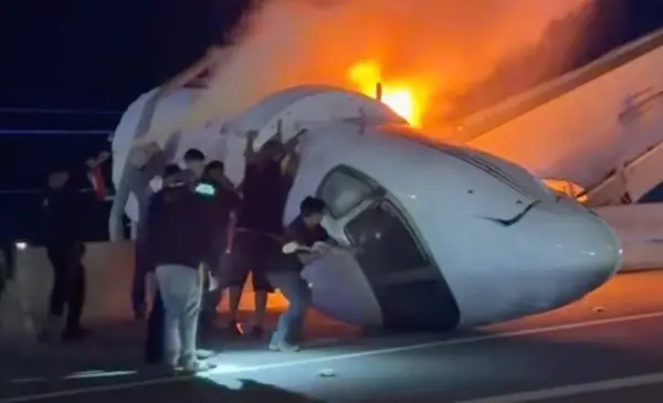 Jet privado se estrella en una autopista de Texas y deja al menos un fallecido (video)