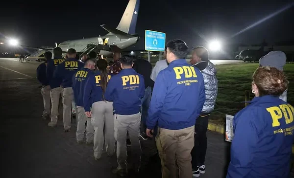 Chile expulsa a 62 migrantes en un vuelo chárter; 19 son bolivianos