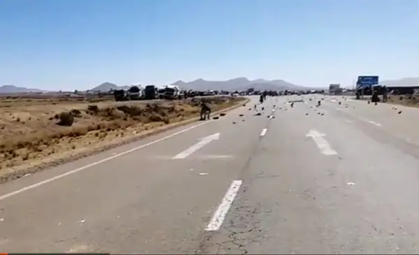 Bloqueo en la carretera La Paz Oruro obliga a tomar rutas alternas