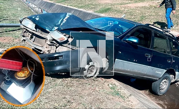 Conductor abandona vehículo tras chocar contra poste y caer en canal de ...
