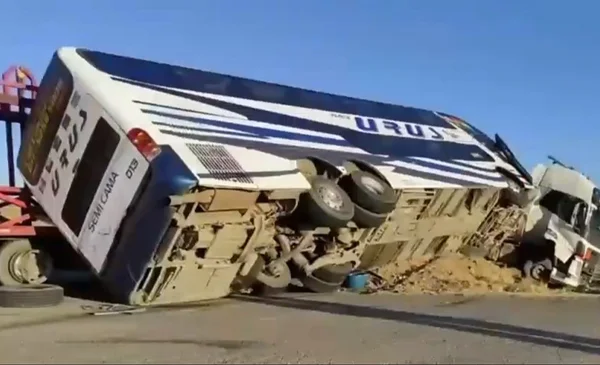 19 heridos tras fuerte choque de un bus con un tráiler en la carretera ...