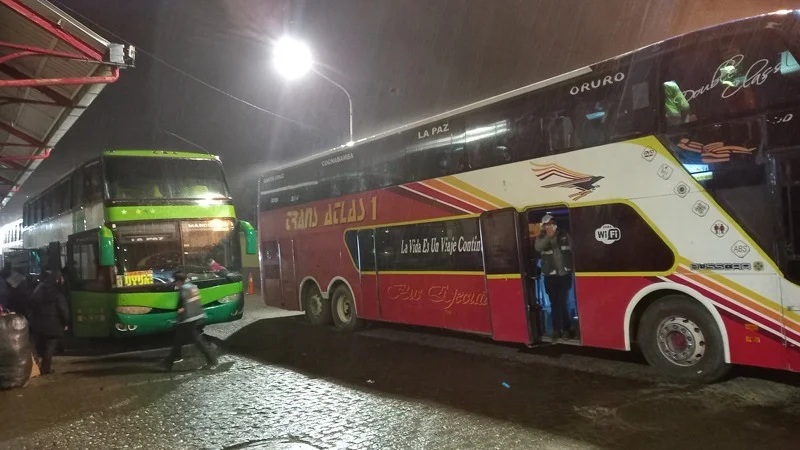 Menos buses y pasajes más caros en La Paz por falta de combustible