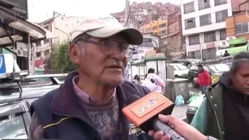 "A nuestra edad, ser choferes el lo único que podemos": Falta de combustible genera alarma en transportistas 