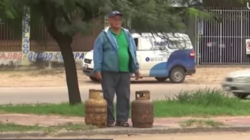 La crisis también afecta a las tiendas de barrio, ya que la población ya no encuentra las garrafas a la venta. 