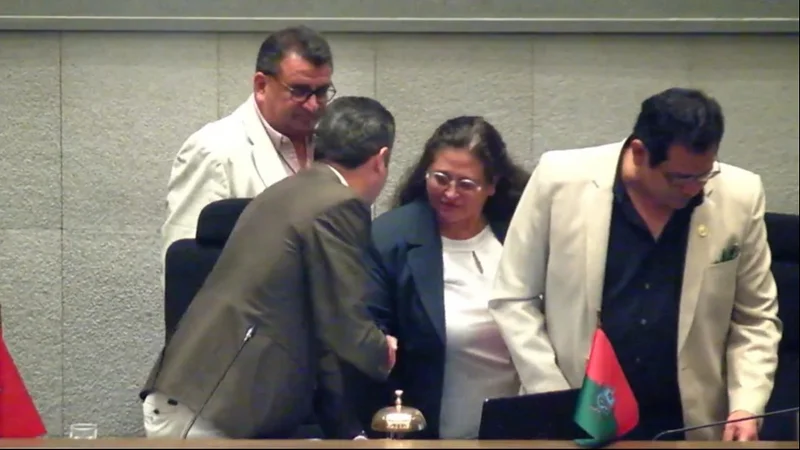 Foto: Ministra de Salud, Marcela Flores, se retira de la Asamblea Legislativa Plurinacional ante la reprogramación de la interpelación en su contra. Captura de pantalla. Foto: Ministra de Salud, Marcela Flores, se retira de la Asamblea Legislativa Plurinacional ante la reprogramación de la interpelación en su contra. Captura de pantalla.