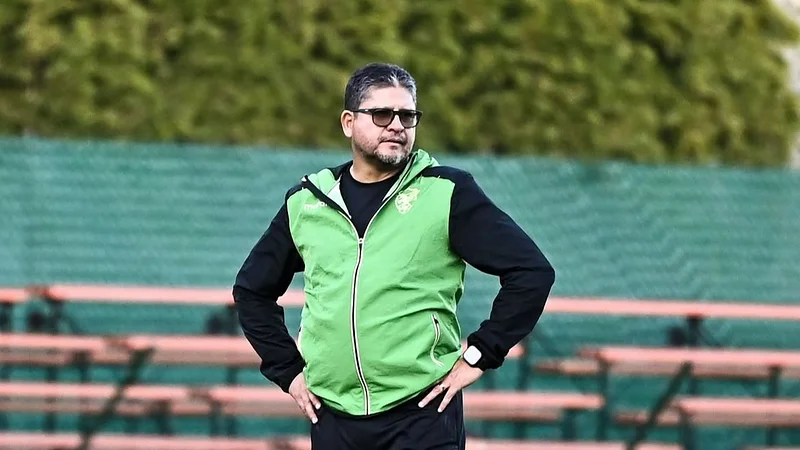 Óscar Villegas entrenador de Bolivia rumbo al Mundial 2030. Foto: EFE. Óscar Villegas entrenador de Bolivia rumbo al Mundial 2030. Foto: EFE.