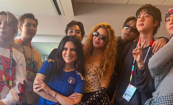 Laura Pausini sorprende al posar con BTS, Shakira y Tom Cruise en el detrás de cámaras del Mundial