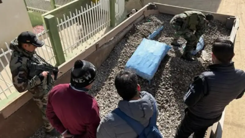 Potosí: Descubren cargamento de droga escondido en una volqueta que llevaba arena y piedra