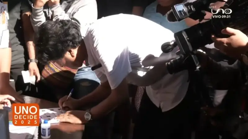"Es una elección sin el pueblo", dijo Evo Morales al emitir su voto emite su voto en Villa 14 "Es una elección sin el pueblo", dijo Evo Morales al emitir su voto emite su voto en Villa 14