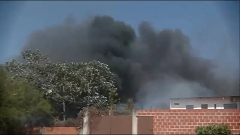 Incendio pone en riesgo a viviendas y causa alarma en Los Lotes. FOTO: NTV/RED UNO.
