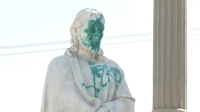 ¡Indignante! Vandalizaron dos estaciones del Vía Crucis en el Cristo de la Concordia
