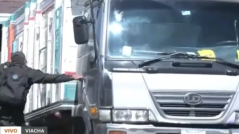 Interceptan camión que transportaba ilegalmente 10 mil litros de diésel a Los Yungas 