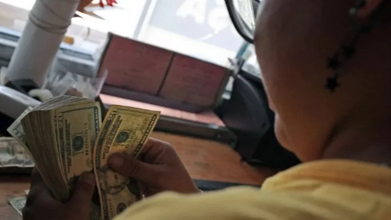 El dólar oficial baja a Bs 12,02 este miércoles 5 de agosto. Foto archivo/EFE El dólar oficial baja a Bs 12,02 este miércoles 5 de agosto. Foto archivo/EFE