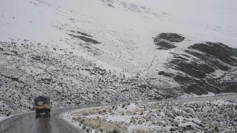 Intensas nevadas obligan a suspender el tránsito en varias rutas . Foto: APG Intensas nevadas obligan a suspender el tránsito en varias rutas . Foto: APG