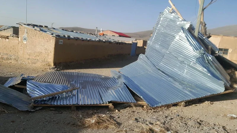 Fuertes vientos causan destrozos en viviendas de Colcha “K”. Foto Red Uno. Fuertes vientos causan destrozos en viviendas de Colcha “K”. Foto Red Uno.