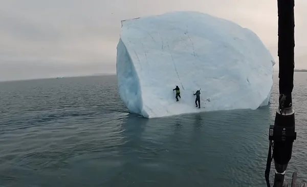 VIDEO: Un iceberg se da vuelta con dos exploradores encima | Red Uno de ...