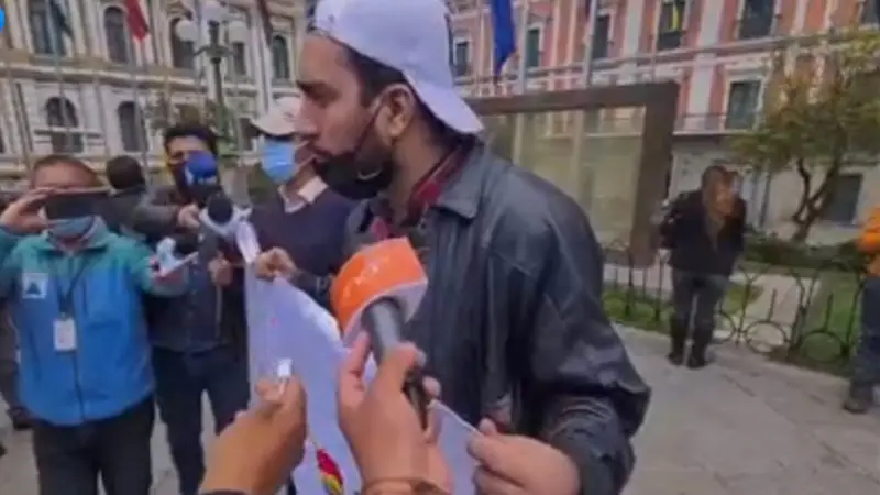 Intentaron izar la bandera de Patujú en la plaza Murillo en La Paz