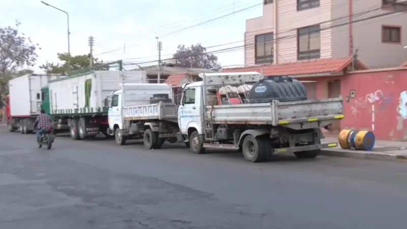 Trabajadores de Semapa en Cochabamba hacen filas de hasta 3 días para cargar diésel 