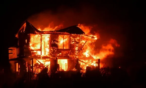 ¡Terrible! Le prendió fuego a la casa de su expareja porque lo encontró ...
