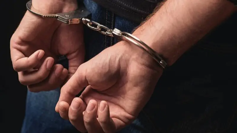 Intentó huir del país, pero fue capturado: acusan a un hombre de abusar de sus hijastras y nietas