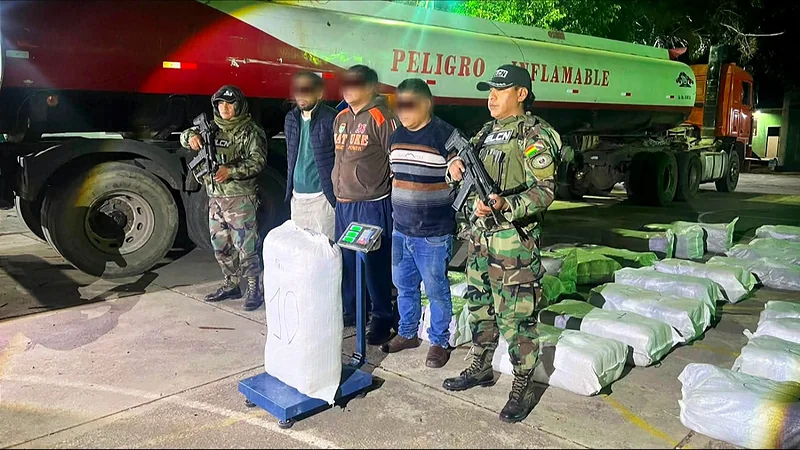 Hallan 355 kilos de droga ocultos en cisterna en Puerto Quijarro. FOTO: Policía Boliviana. Hallan 355 kilos de droga ocultos en cisterna en Puerto Quijarro. FOTO: Policía Boliviana.