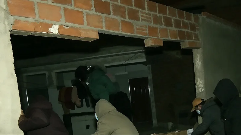 Vecinos derriban muros de chicherías en Villa Victoria. Foto: Red Uno Vecinos derriban muros de chicherías en Villa Victoria. Foto: Red Uno