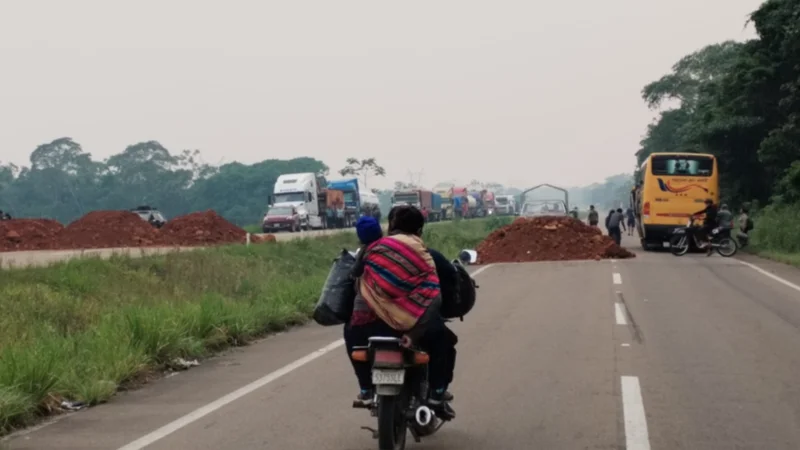 Inician bloqueo en ruta Santa Cruz - Cochabamba contra el proceso a Evo Morales