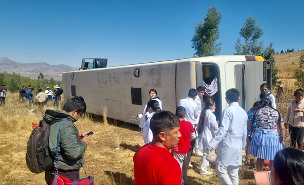 ¡Conductor se durmió! Bus se vuelca en la ruta antigua a Santa Cruz y ...