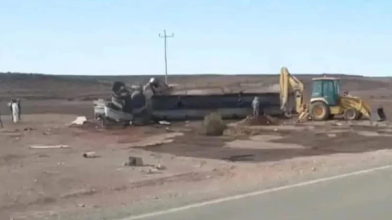 ¡Fatal accidente! Conductor de cisterna pierde el control y vuelca en la carretera a Uyuni