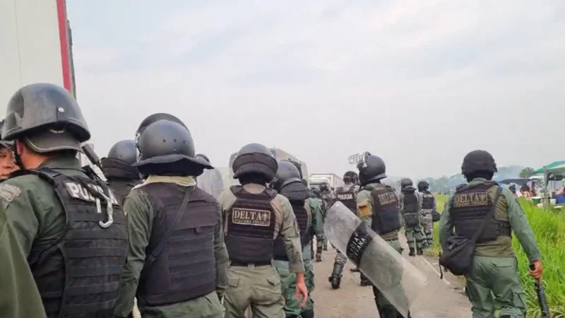 Policía desbloquea el puente Ichilo y la ruta a Cochabamba queda despejada