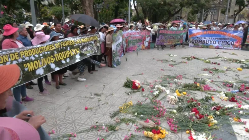 ¡Cansados de los bloqueos! Floricultores arrojaron sus flores en la Plaza 14 de Septiembre