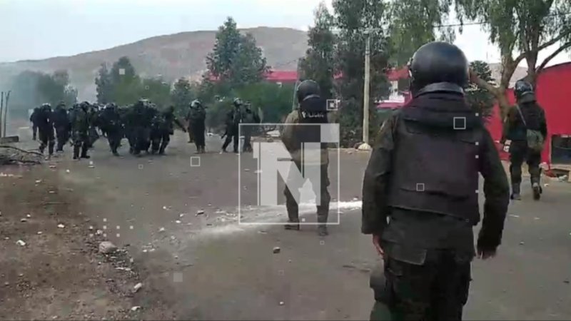 VIDEO: Así evacuaron al policía que perdió parte de una pierna tras ataque con dinamitas