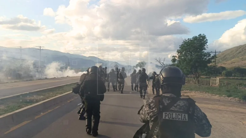 Se reportan enfrentamientos entre Policías y bloqueadores en la zona de Mairana 