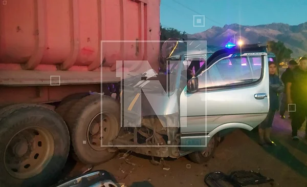 Choque de trufi contra una volqueta deja un muerto y dos heridos en ...