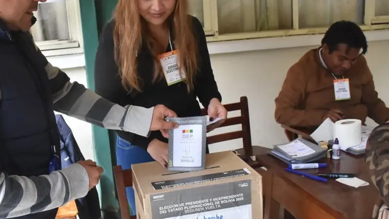 Cierran mesas de sufragio en Inglaterra y conteo preliminar apunta a un frente ganador