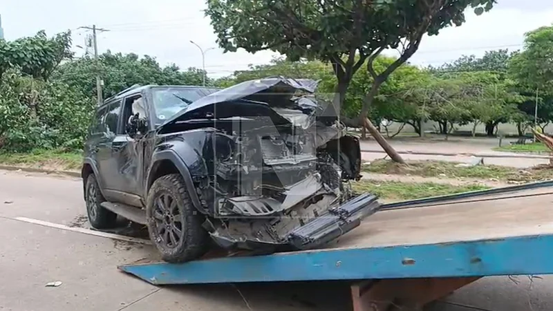 Vehículo termina volcado en la avenida San Martín tras impactar contra varios árboles Vehículo termina volcado en la avenida San Martín tras impactar contra varios árboles