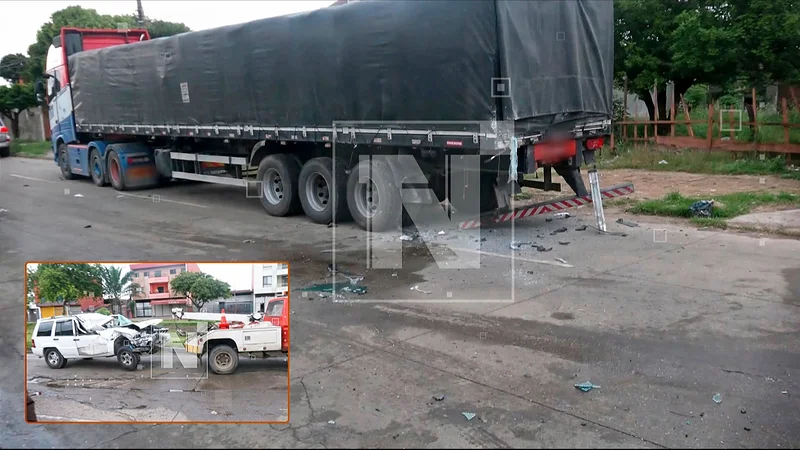 Fuerte choque contra un tráiler deja una vagoneta destrozada en Santa Cruz. FOTO: RED UNO. Montaje CHMF. Fuerte choque contra un tráiler deja una vagoneta destrozada en Santa Cruz. FOTO: RED UNO. Montaje CHMF.