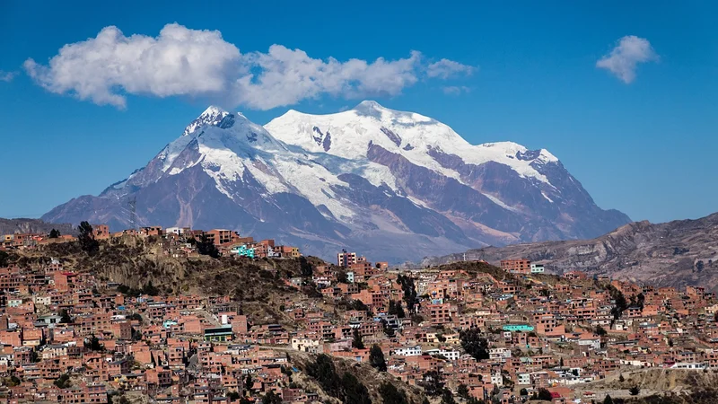 Foto: En 49 años, el imponente Illimani perdió más del 50% de su cobertura de hielo, generado principalmente por el cambio climático. Pexels. Foto: En 49 años, el imponente Illimani perdió más del 50% de su cobertura de hielo, generado principalmente por el cambio climático. Pexels.