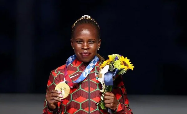 Red Super Raton ¡Escándalo! Peres Jepchirchir, campeona mundial de maratón, es ...